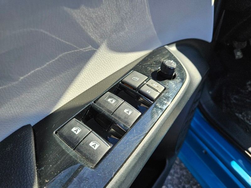 Toyota Prius Prime Vehicle Full-screen Gallery Image 15