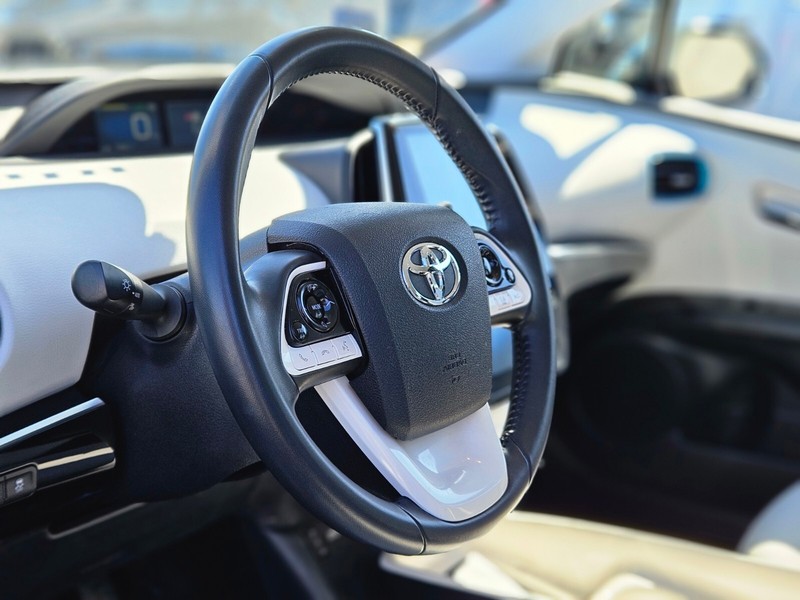 Toyota Prius Prime Vehicle Full-screen Gallery Image 16