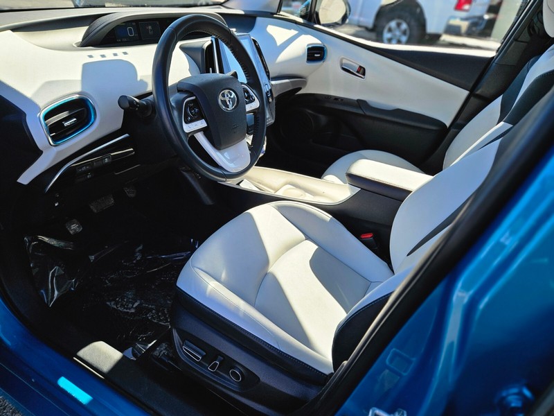 Toyota Prius Prime Vehicle Full-screen Gallery Image 17