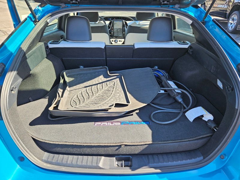 Toyota Prius Prime Vehicle Full-screen Gallery Image 27