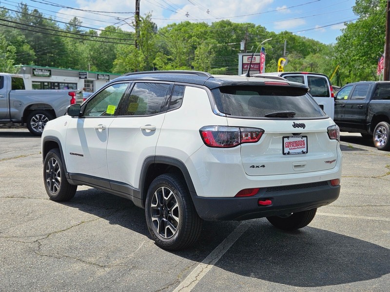 Jeep Compass Vehicle Full-screen Gallery Image 03