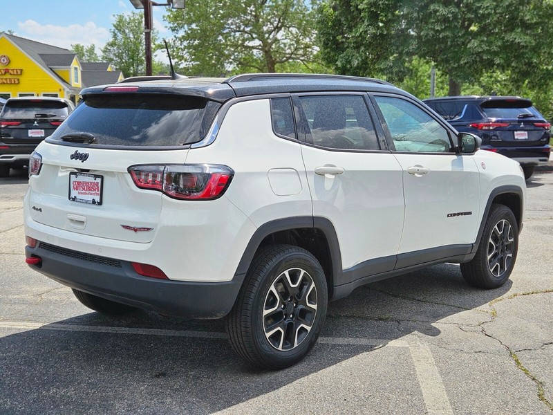 Jeep Compass Vehicle Full-screen Gallery Image 05