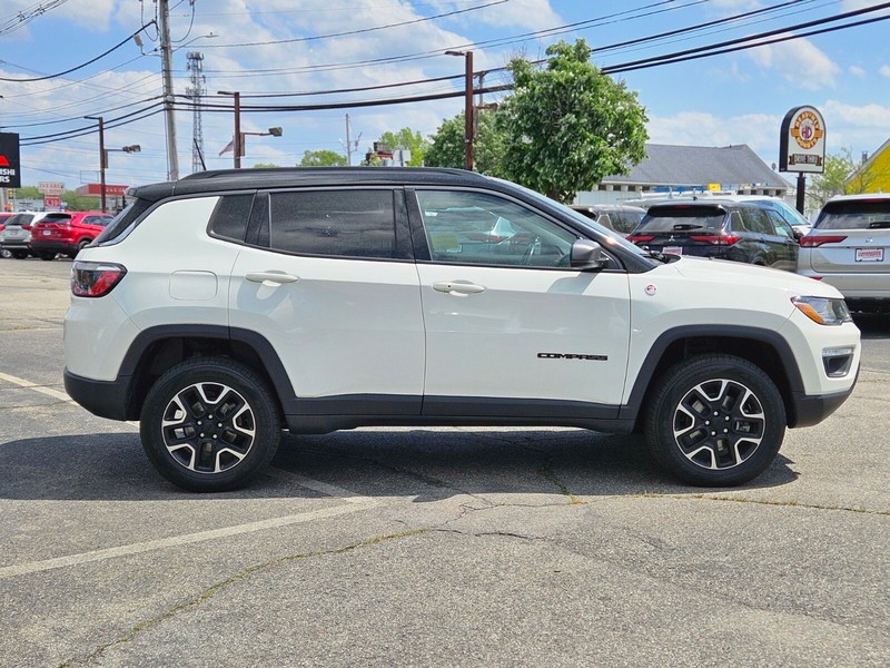 Jeep Compass Vehicle Full-screen Gallery Image 06