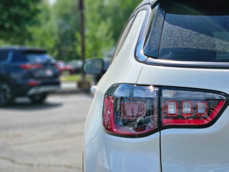Jeep Compass Vehicle Full-screen Gallery Image 09