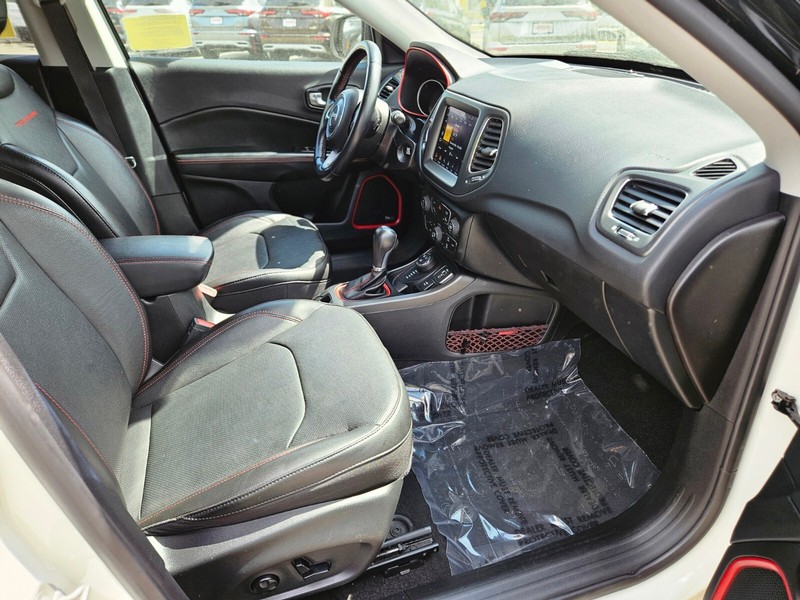 Jeep Compass Vehicle Full-screen Gallery Image 11