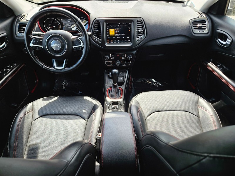 Jeep Compass Vehicle Full-screen Gallery Image 12