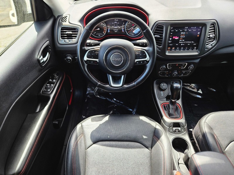 Jeep Compass Vehicle Full-screen Gallery Image 13