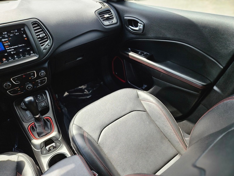 Jeep Compass Vehicle Full-screen Gallery Image 14