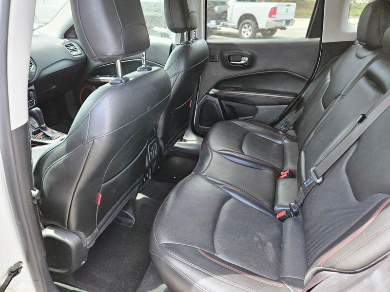 Jeep Compass Vehicle Full-screen Gallery Image 15