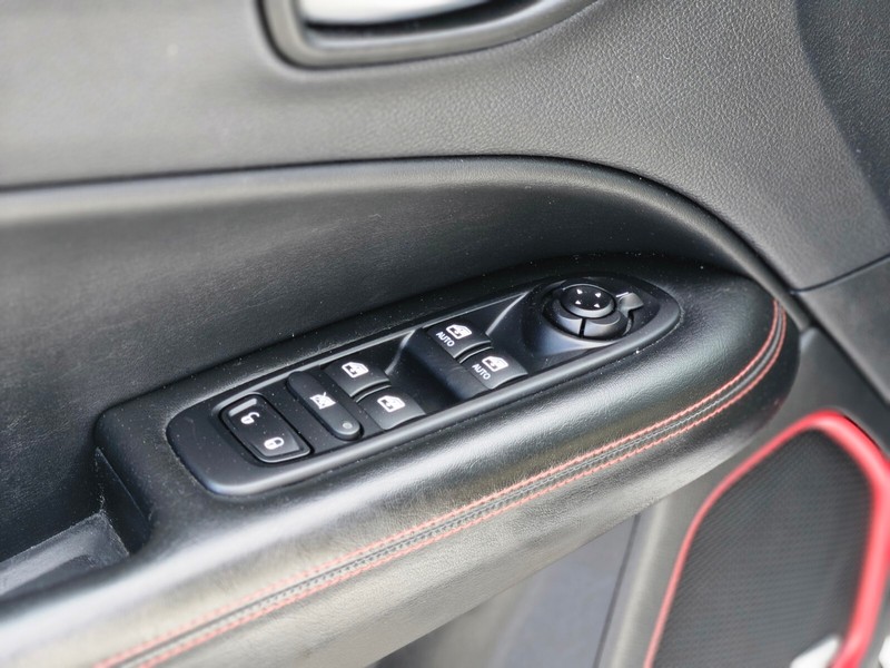 Jeep Compass Vehicle Full-screen Gallery Image 16
