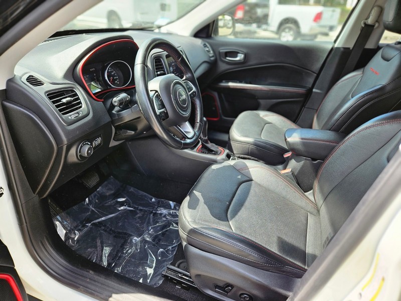 Jeep Compass Vehicle Full-screen Gallery Image 18
