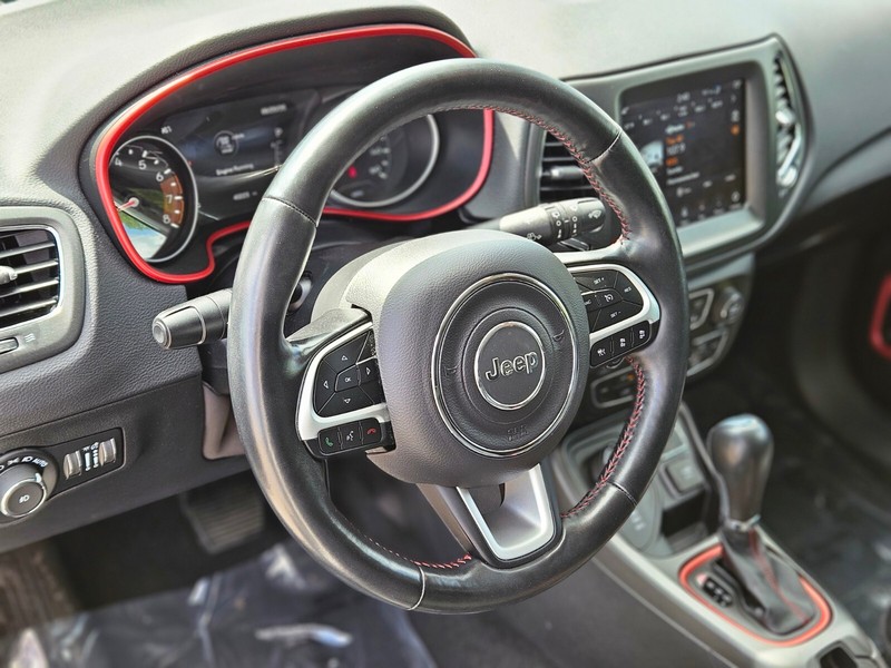 Jeep Compass Vehicle Full-screen Gallery Image 19