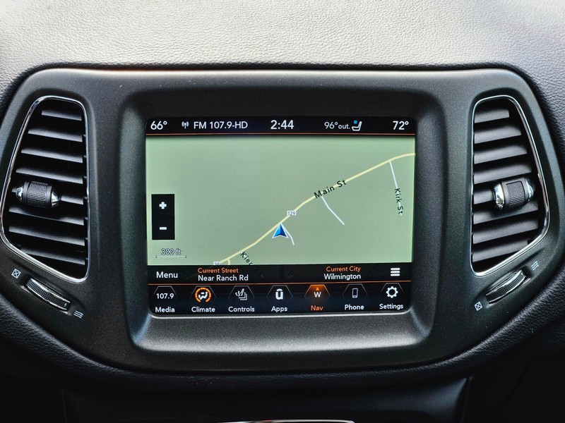 Jeep Compass Vehicle Full-screen Gallery Image 21