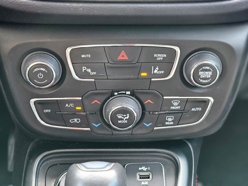 Jeep Compass Vehicle Full-screen Gallery Image 23