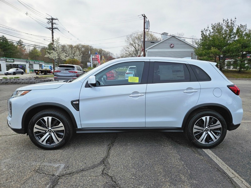 Mitsubishi Outlander Sport Vehicle Full-screen Gallery Image 02