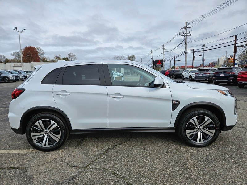 Mitsubishi Outlander Sport Vehicle Full-screen Gallery Image 06