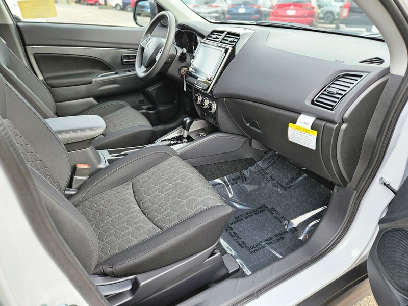 Mitsubishi Outlander Sport Vehicle Full-screen Gallery Image 09