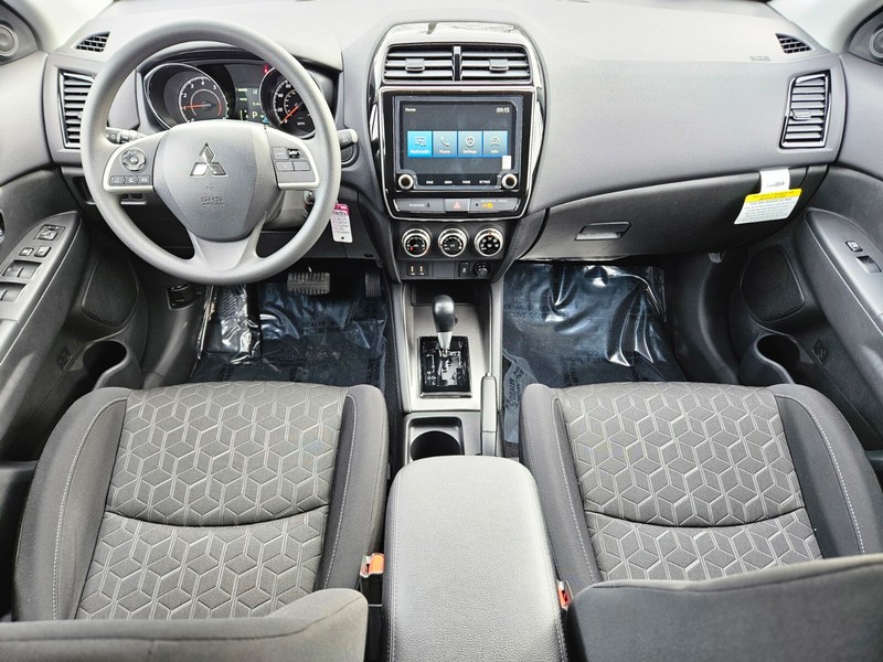 Mitsubishi Outlander Sport Vehicle Full-screen Gallery Image 10