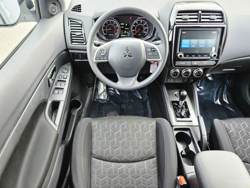 Mitsubishi Outlander Sport Vehicle Full-screen Gallery Image 11