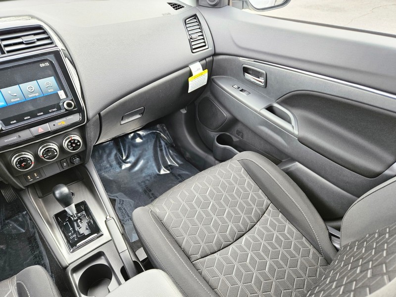 Mitsubishi Outlander Sport Vehicle Full-screen Gallery Image 13