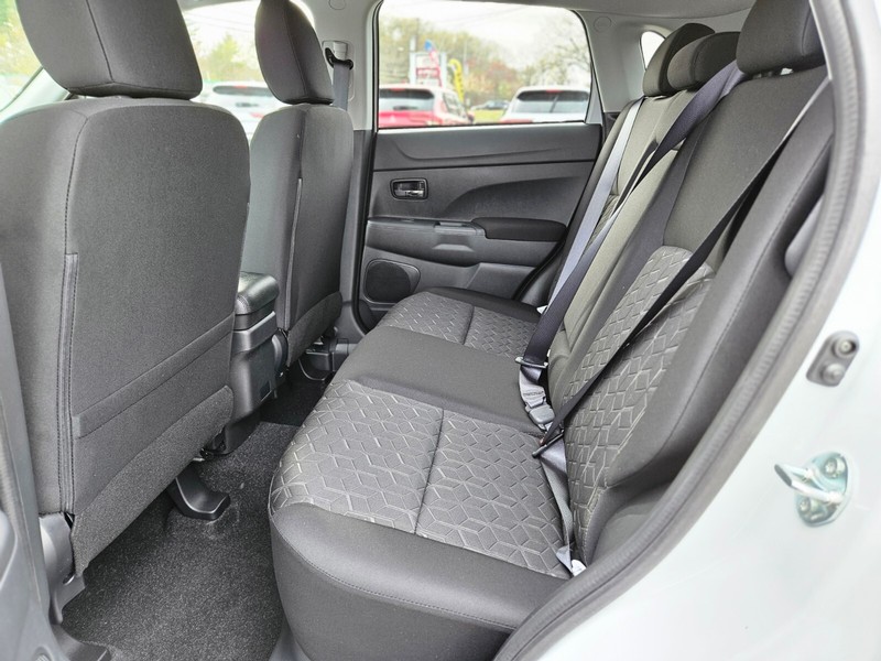 Mitsubishi Outlander Sport Vehicle Full-screen Gallery Image 14
