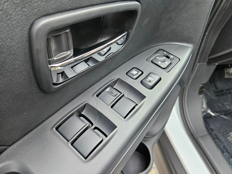Mitsubishi Outlander Sport Vehicle Full-screen Gallery Image 15