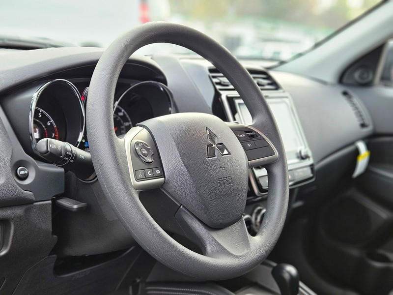 Mitsubishi Outlander Sport Vehicle Full-screen Gallery Image 16