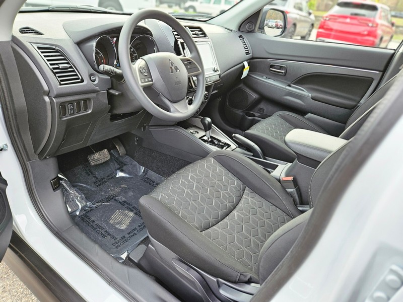 Mitsubishi Outlander Sport Vehicle Full-screen Gallery Image 17