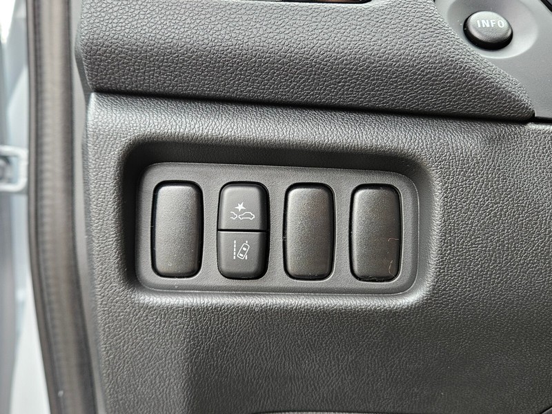 Mitsubishi Outlander Sport Vehicle Full-screen Gallery Image 21