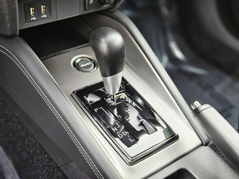 Mitsubishi Outlander Sport Vehicle Full-screen Gallery Image 22