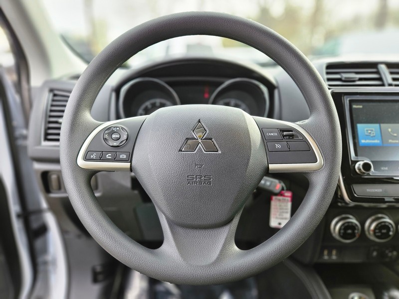 Mitsubishi Outlander Sport Vehicle Full-screen Gallery Image 23