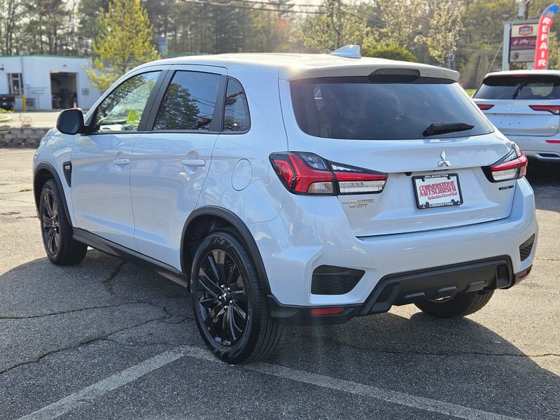 Mitsubishi Outlander Sport Vehicle Full-screen Gallery Image 03