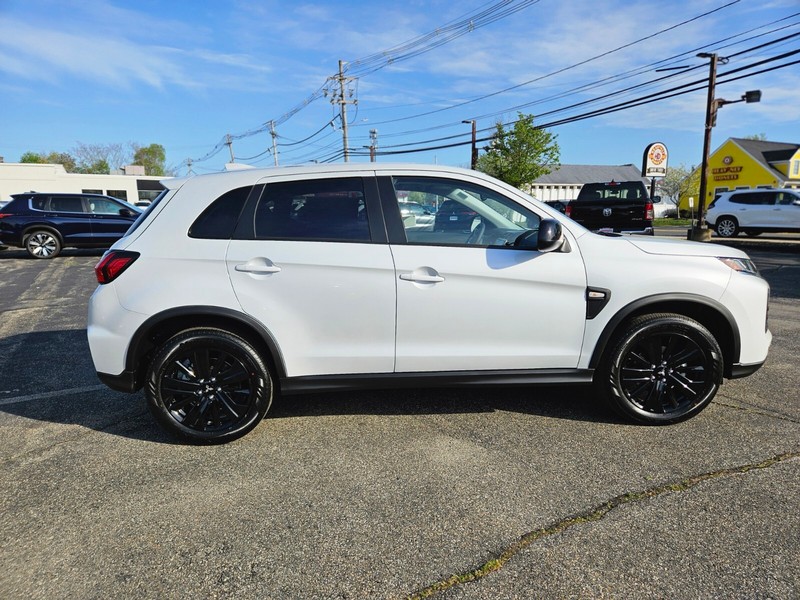 Mitsubishi Outlander Sport Vehicle Full-screen Gallery Image 06