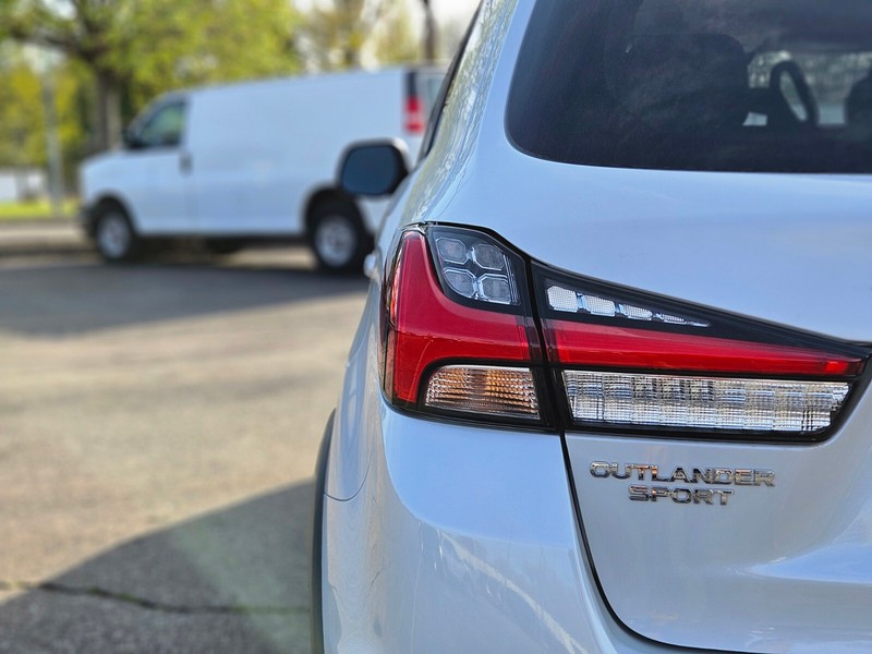 Mitsubishi Outlander Sport Vehicle Full-screen Gallery Image 09