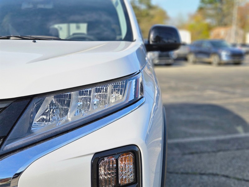 Mitsubishi Outlander Sport Vehicle Full-screen Gallery Image 10