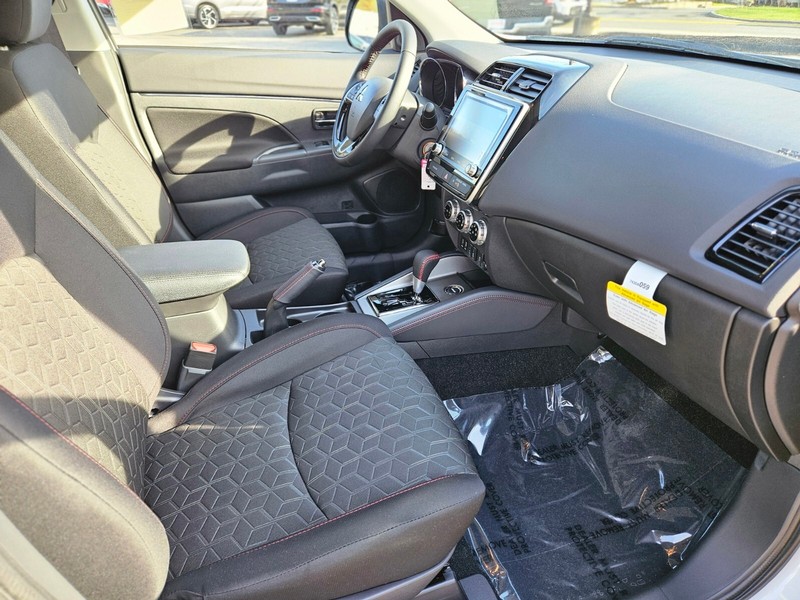 Mitsubishi Outlander Sport Vehicle Full-screen Gallery Image 11