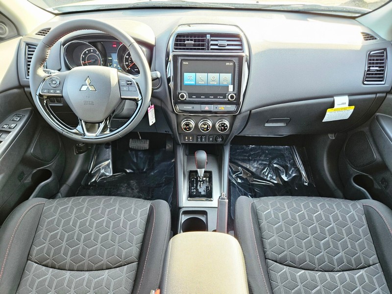 Mitsubishi Outlander Sport Vehicle Full-screen Gallery Image 12