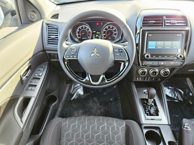Mitsubishi Outlander Sport Vehicle Full-screen Gallery Image 13