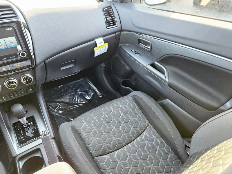 Mitsubishi Outlander Sport Vehicle Full-screen Gallery Image 14