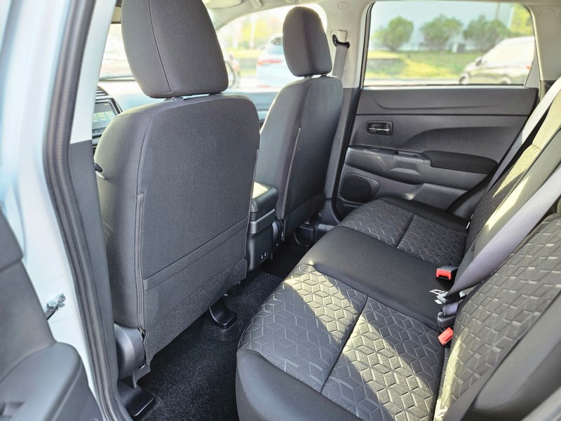 Mitsubishi Outlander Sport Vehicle Full-screen Gallery Image 15