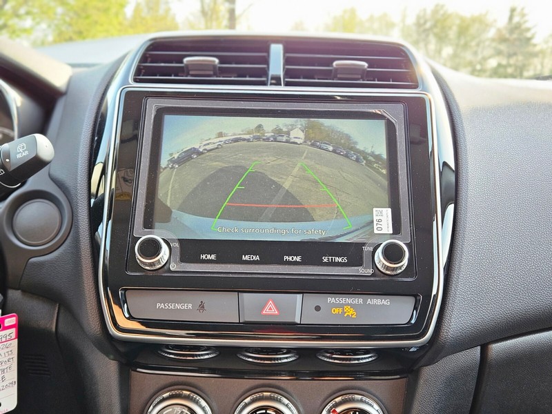 Mitsubishi Outlander Sport Vehicle Full-screen Gallery Image 17
