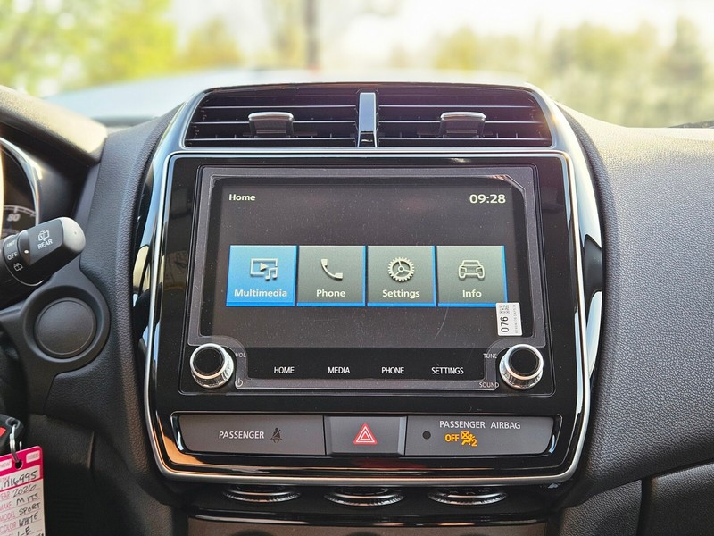Mitsubishi Outlander Sport Vehicle Full-screen Gallery Image 18