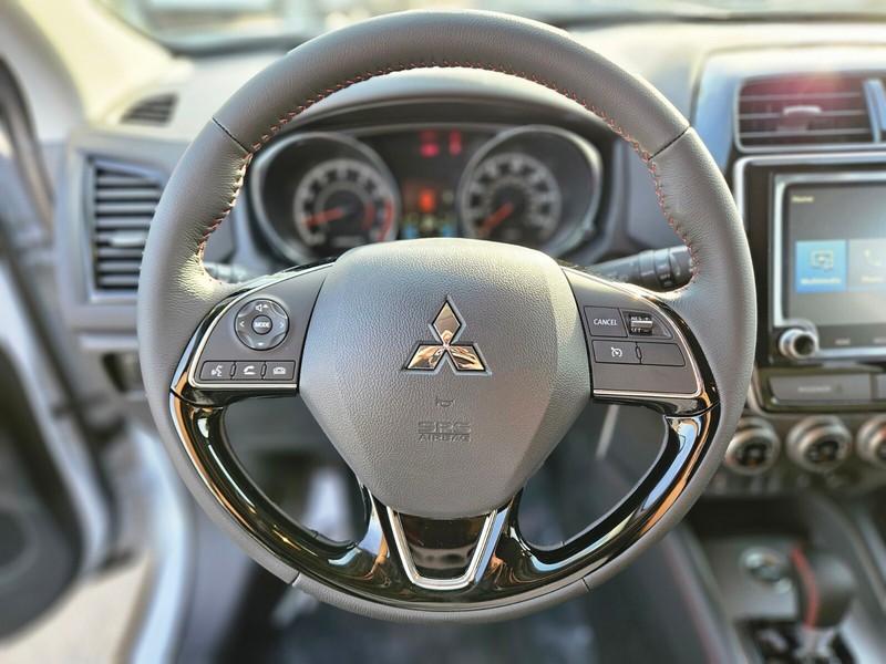 Mitsubishi Outlander Sport Vehicle Full-screen Gallery Image 20