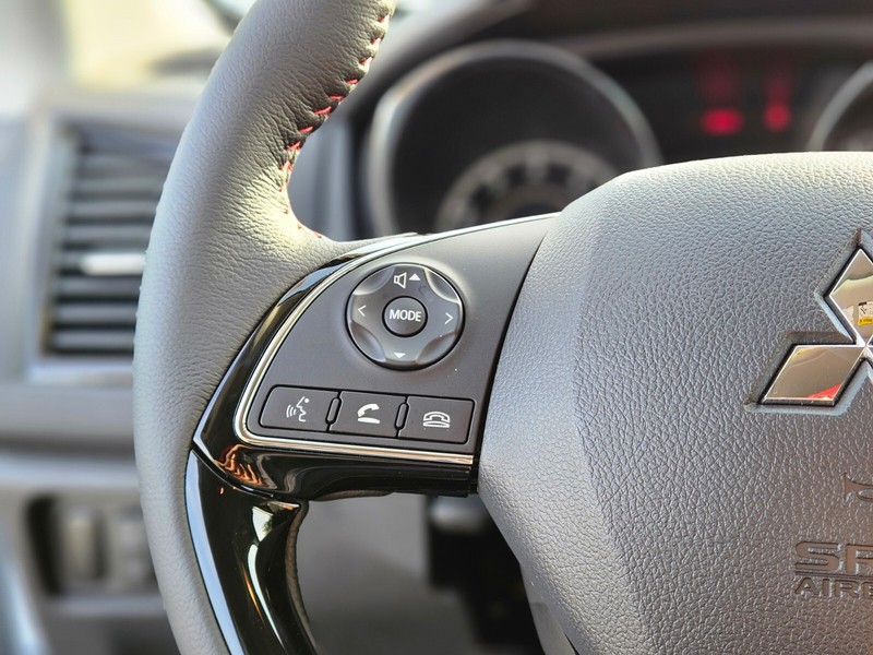 Mitsubishi Outlander Sport Vehicle Full-screen Gallery Image 21