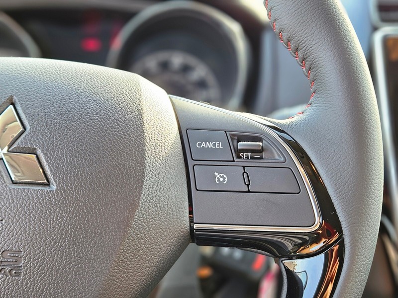 Mitsubishi Outlander Sport Vehicle Full-screen Gallery Image 22