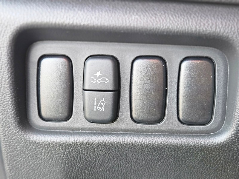 Mitsubishi Outlander Sport Vehicle Full-screen Gallery Image 23