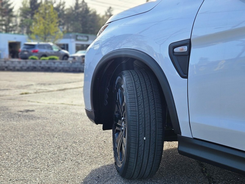 Mitsubishi Outlander Sport Vehicle Full-screen Gallery Image 24