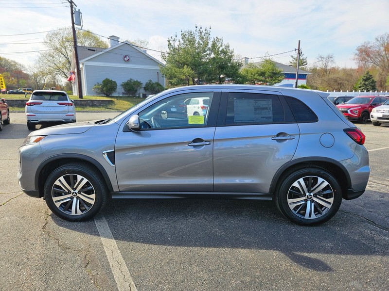 Mitsubishi Outlander Sport Vehicle Full-screen Gallery Image 02