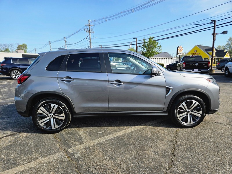 Mitsubishi Outlander Sport Vehicle Full-screen Gallery Image 06