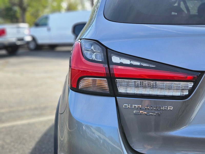 Mitsubishi Outlander Sport Vehicle Full-screen Gallery Image 09